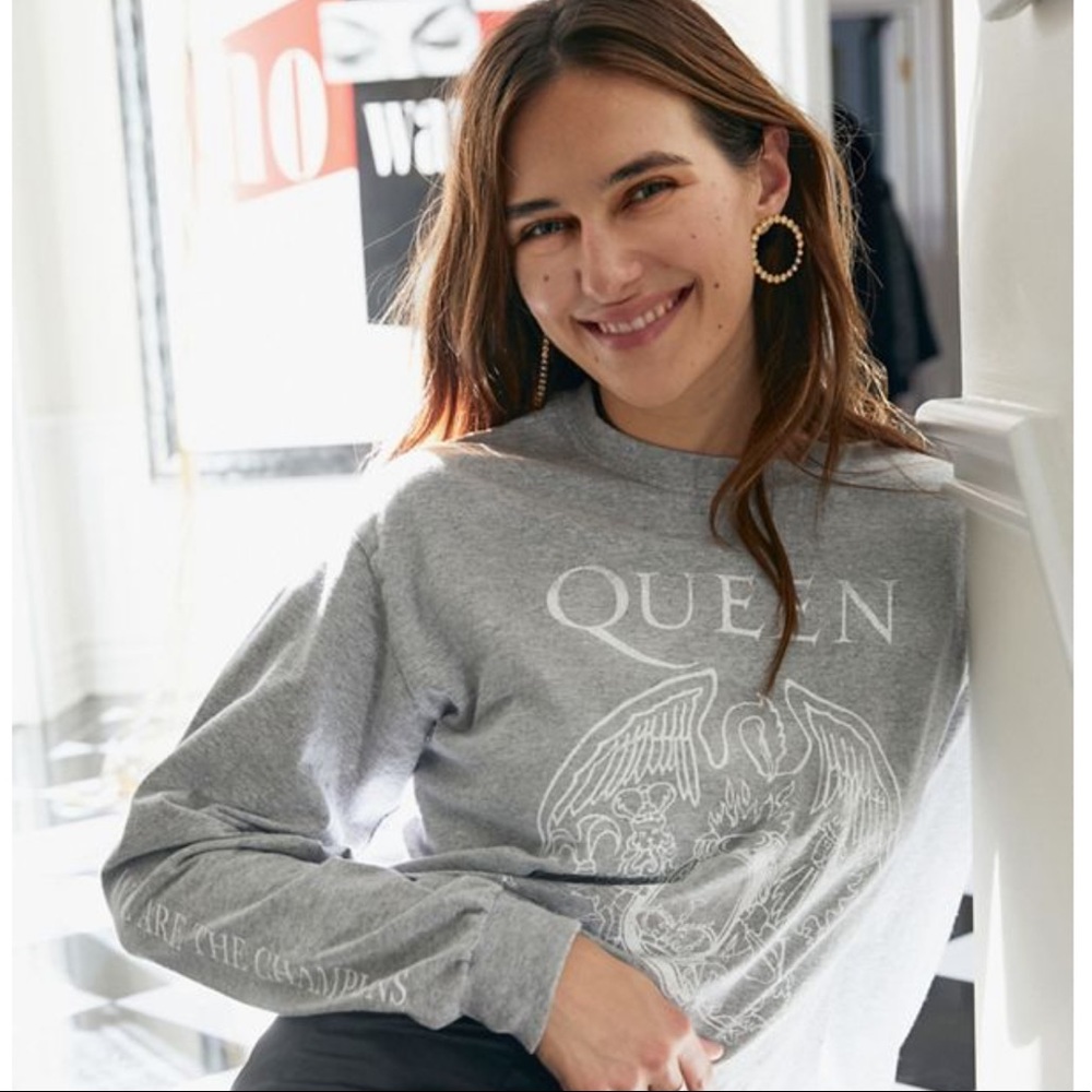 NWT - UO Queen Graphic Long Sleeve Shirt